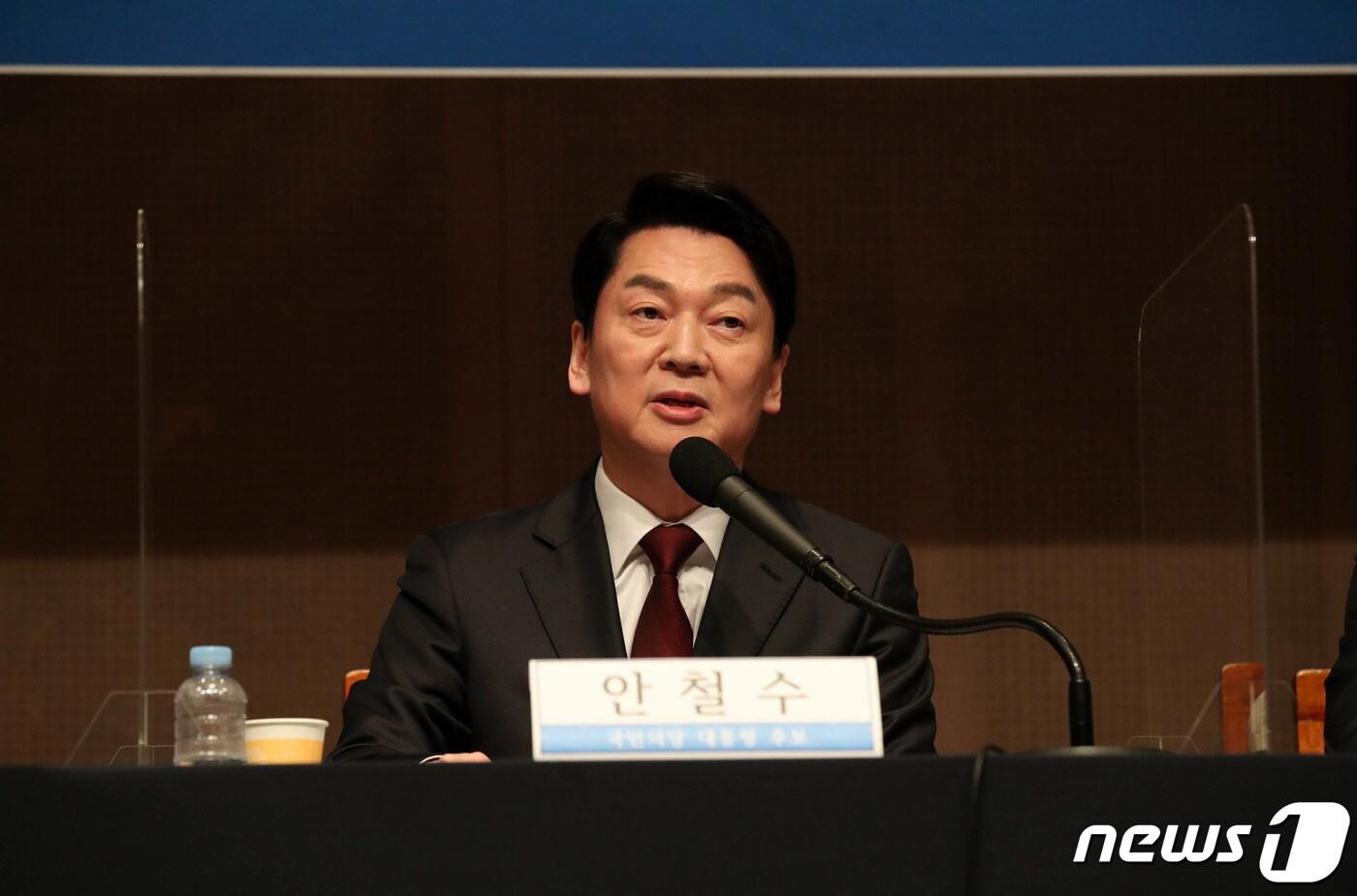 본문 이미지 - 안철수 국민의당 대선후보가 8일 오전 서울 광화문 한국프레스센터에서 열린 대선후보 초청 관훈토론회에서 발언하고 있다. 2022.2.8/뉴스1 ⓒ News1 국회사진취재단