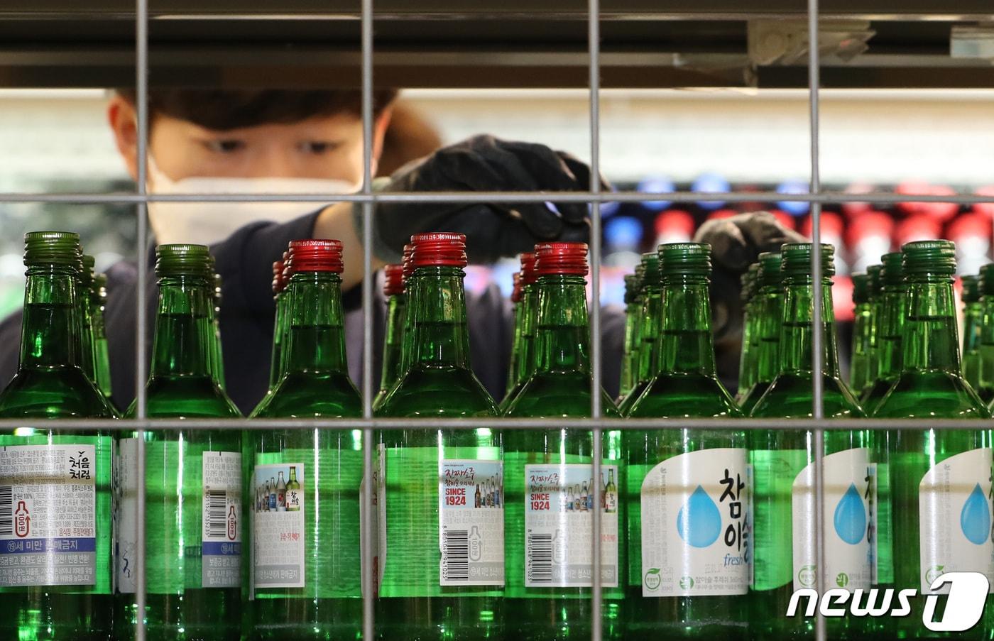  사진은 서울의 한 대형마트에 진열된 소주. /뉴스1 ⓒ News1 이성철 기자