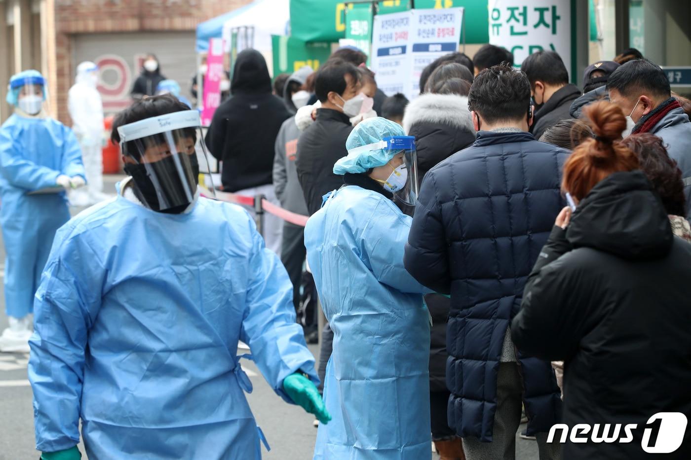 본문 이미지 - 8일 오전 대구 수성구보건소 코로나19 선별진료소 앞에 PCR(유전자증폭) 검사를 대기하는 시민들이 길게 줄지어 차례를 기다리고 있다. 2022.2.8/뉴스1 ⓒ News1 공정식 기자