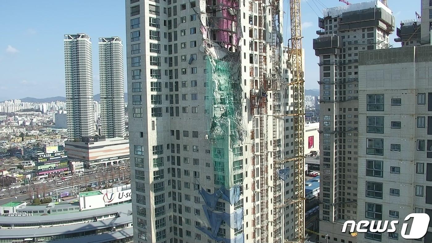 8일 광주 서구 화정동 현대산업개발 아이파크 아파트 신축 공사 붕괴사고 현장에 낙석방지망이 설치돼 있다. (소방청 제공) 2022.2.8/뉴스1