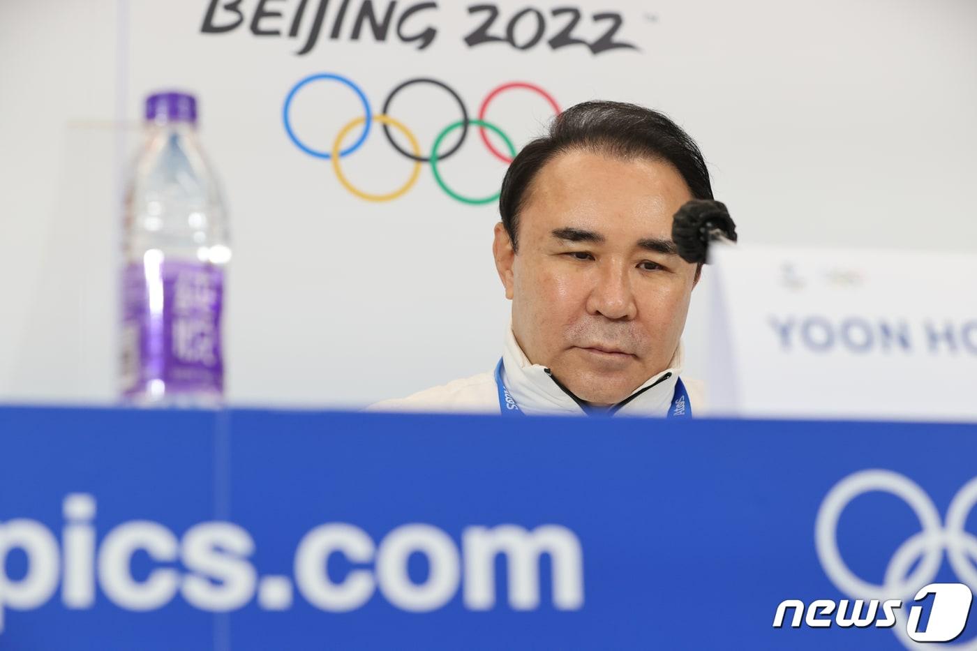 본문 이미지 - 윤홍근 대한민국 선수단장이 8일 중국 베이징 메인미디어센터에서 긴급 기자회견을 열고 2022 베이징 동계올림픽 쇼트트랙 남자 1000m 준결승 편파판정에 대해 국제스포츠중재재판소(CAS)에 제소하겠다는 입장을 밝힌 뒤 굳은 표정으로 고개를 숙이고 있다. 2022.2.8/뉴스1 ⓒ News1 안은나 기자
