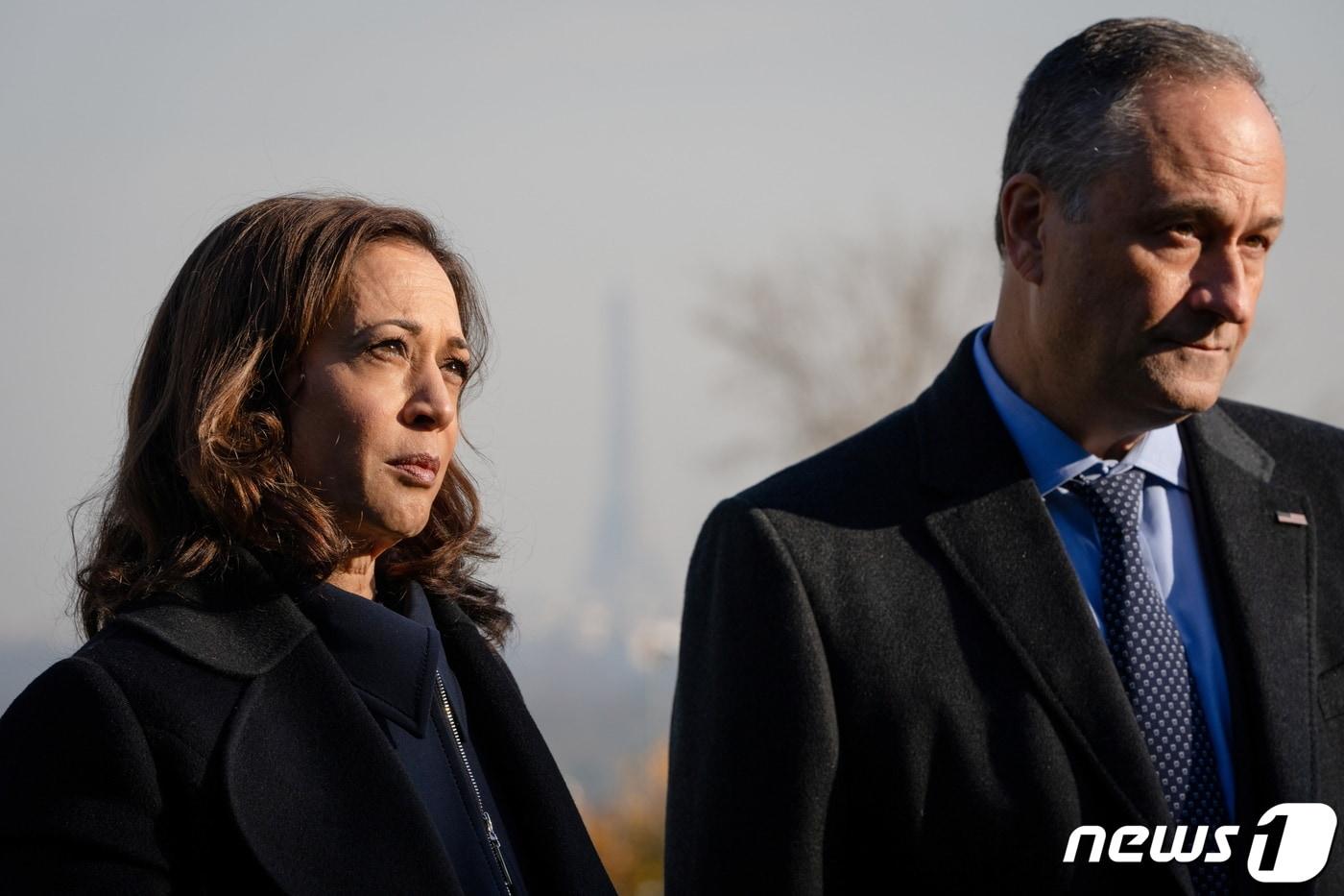 본문 이미지 - 카멀라 해리스 미국 부통령(왼쪽)이 남편 더글러스 엠호프와 함께 프랑스 쉬렌의 미군 묘지를 방문하고 있다. 2021.11.10/news1 ⓒ 로이터=뉴스1 ⓒ News1 김민수 기자