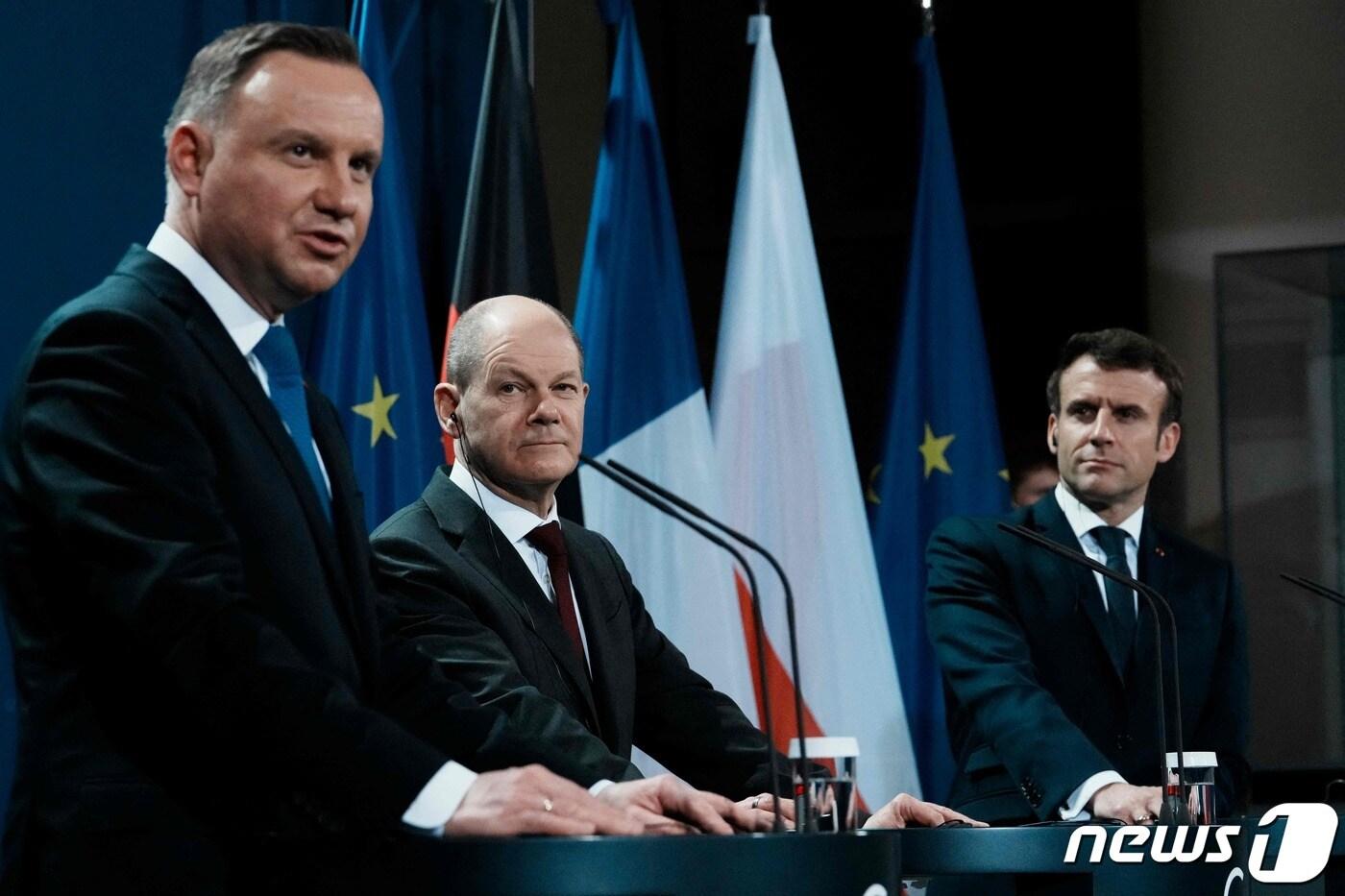 에마뉘엘 마크롱 프랑스 대통령과 올라프 숄츠 독일 총리, 안제이 두다 폴란드 대통령이 8일(현지시간) 베를린에서 우크라이나 사태 관련 기자회견을 하고 있다. ⓒ AFP=뉴스1 ⓒ News1 우동명 기자