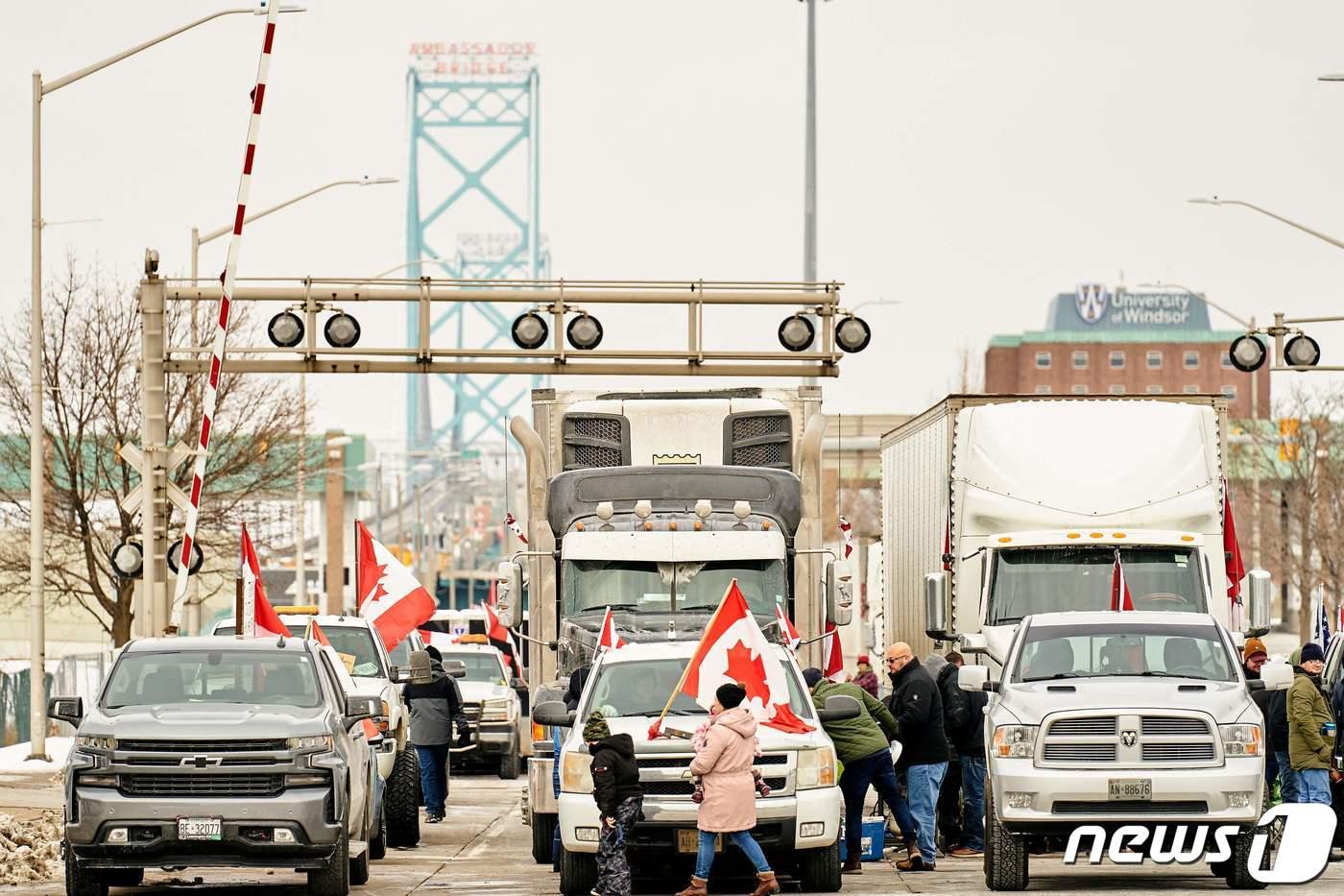 8일(현지시간) 캐나다 온타리오주 윈저의 앰배서더교에서 트럭 운전자들이 코로나19 백신접종 의무화 등 규제 조치에 항의하며 차량 시위를 하고 있다. ⓒ AFP=뉴스1 