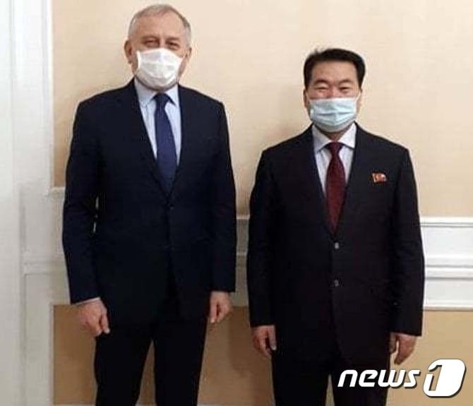 본문 이미지 - 임천일 북한 외무성 부상(오른쪽)과 알렉산드르 마체고라 주북 러시아 대사 .(주북 러시아대사관) ⓒ 뉴스1