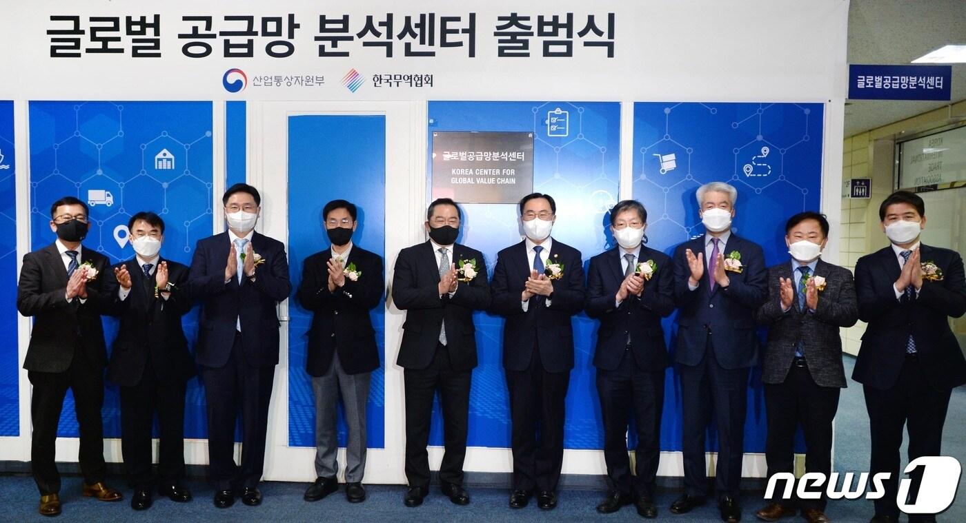 본문 이미지 - 9일 오전 서울 삼성동 코엑스에서 열린 '글로벌 공급망(GVC) 분석센터 출범식'에서 문승욱 산업통상자원부 장관 등 참석자들이 현판 제막 후 박수치고 있다. 글로벌 공급망 분석센터는 글로벌 공급망 이슈에 대한 분석역량을 갖춘 국내 유일의 공급망 분석 전문기관으로 정부부처, 무역관, 업종별 협회 및 주요기업 등으로부터 수집된 주요 산업 관련 국내·외 동향을 심층 분석한다. (산업통상자원부 제공) 2022.2.9/뉴스1