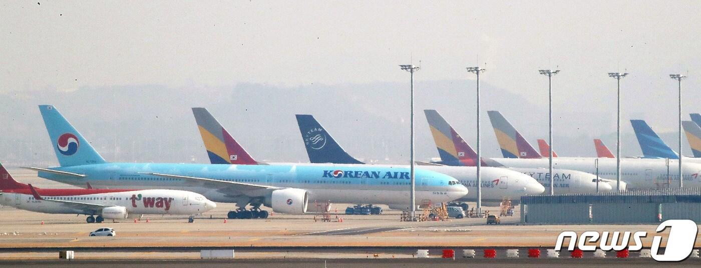 인천공항에 대한항공과 아시아나 항공기가 함께 있는 모습. 2022.2.9/뉴스1 ⓒ News1 임세영 기자