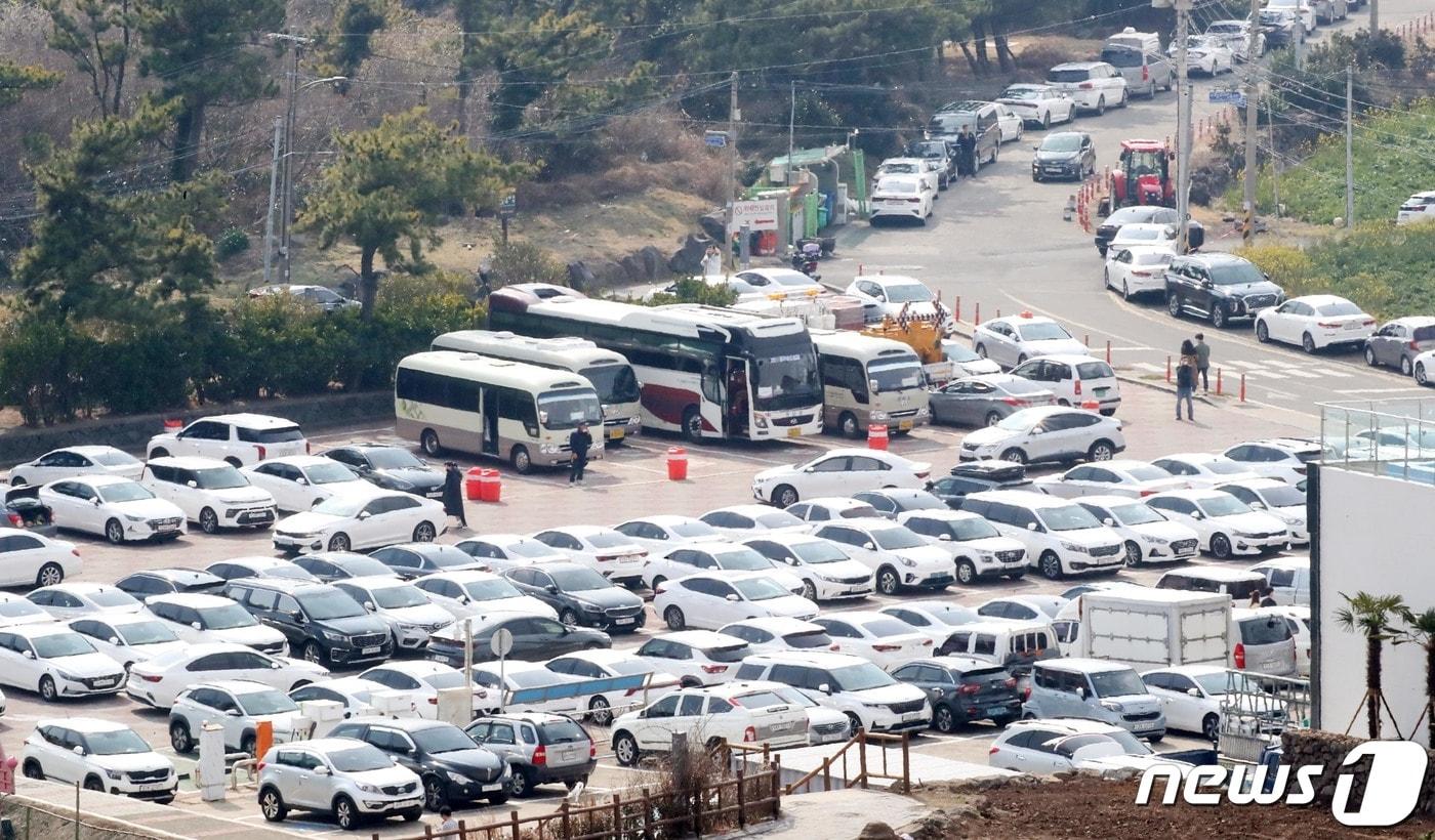 9일 오후 제주 서귀포시 안덕면 용머리해안 주차장이 렌터카로 가득 차 있다. 2022.2.9/뉴스1 ⓒ News1 오현지 기자