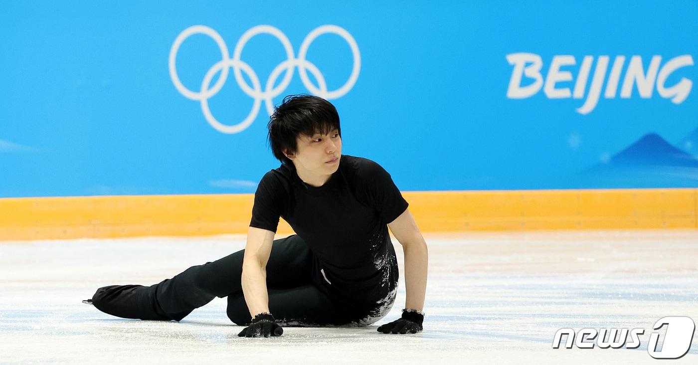 일본의 하뉴 유즈루가 9일 중국 베이징 캐피털 실내경기장 인근 피겨스케이팅장에서 2022 베이징 동계올림픽 피겨스케이팅 남자 싱글 프리스케이팅 훈련 중 넘어지고 있다. 2022.2.9/뉴스1 ⓒ News1 박지혜 기자
