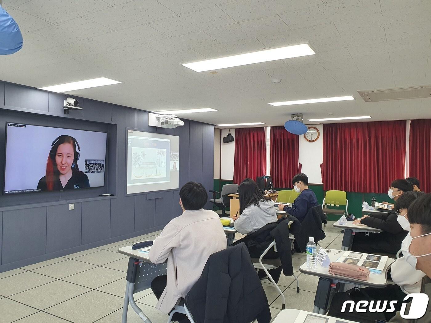 본문 이미지 - 오는 11일까지 제주지역 고등학교 1학년 학생 18명을 대상으로 호주 뉴잉글랜드대학(University of New England, Australia) 연계 화상프로젝트 수업이 운영되고 있다.(제주국제교육원 제공)2022.2.9/뉴스1ⓒ 뉴스1