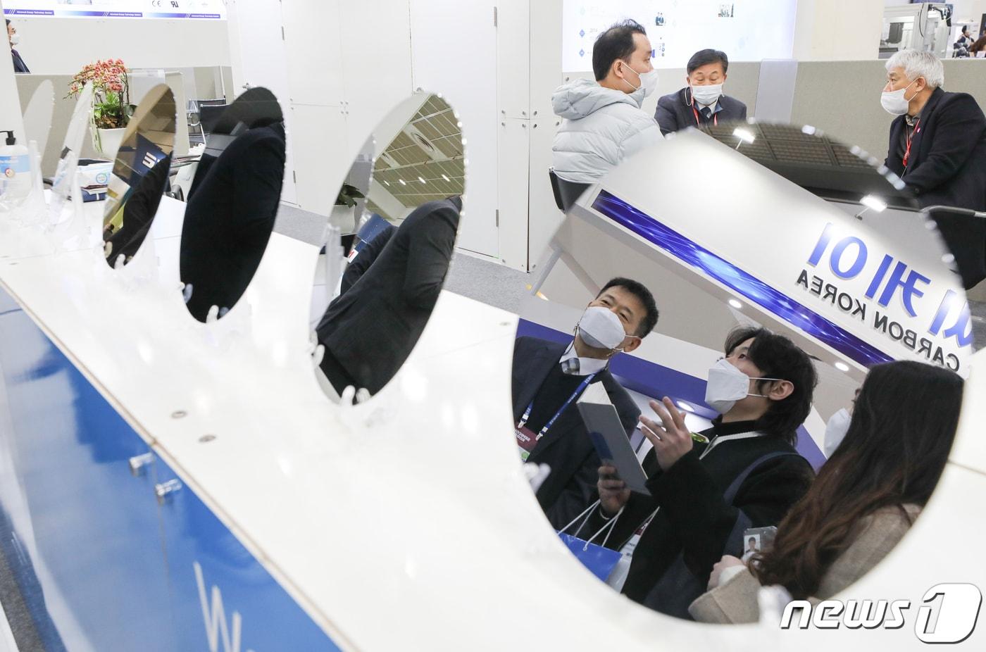 9일 서울 강남구 코엑스에서 열린 반도체 소재ㆍ부품ㆍ장비 전시회 '세미콘 코리아'의 한 부스에서 관람객들이 반도체 웨이퍼를 보고 있다(사진은 기사 내용과 관련이 없음). 2022.2.9/뉴스1 ⓒ News1 허경 기자