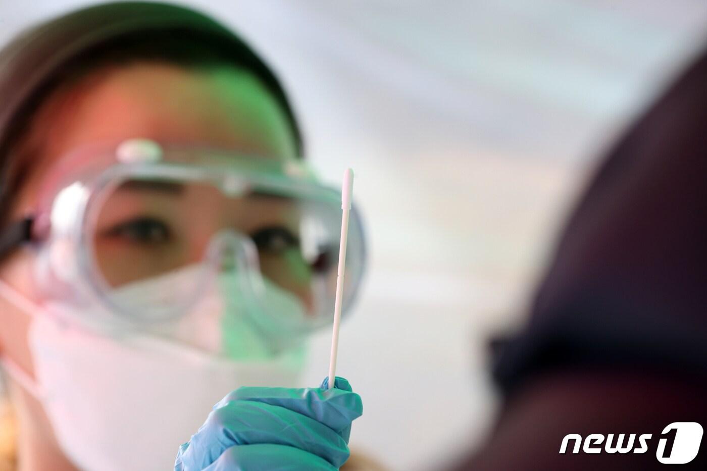 지난 9일 오전 전라북도 임실군 관촌면사무소에서 관계공무원들이 군민들에게 자가검사키트(신속항원진단키트) 사용법을 설명하고 있다. (임실군청 제공) 2022.2.9/뉴스1