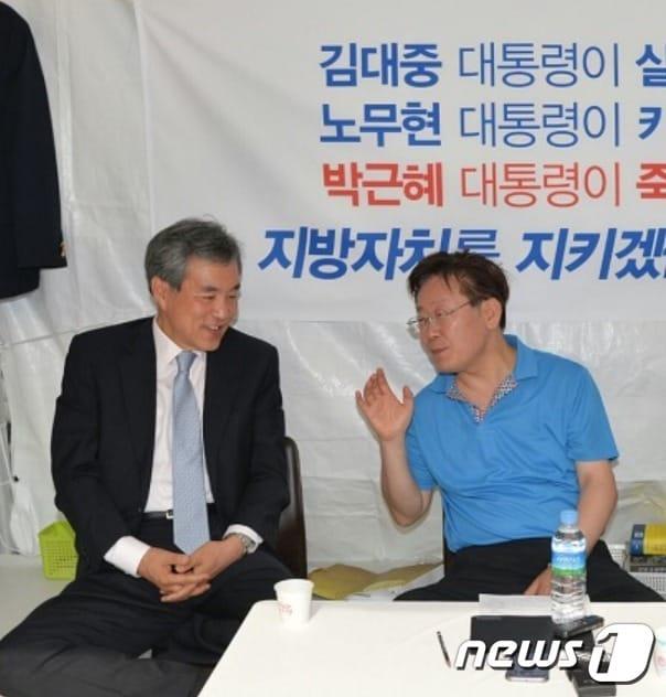 본문 이미지 - 2016년 6월 10일 이상돈 중앙대 법대 명예교수가 정부의 지방재정개편에 반대, 광화문 광장에서 농성을 펼치는 대학제자 이재명 성남시장을 격려 방문하던 모습. (이사모 페이스북 갈무리) ⓒ 뉴스1