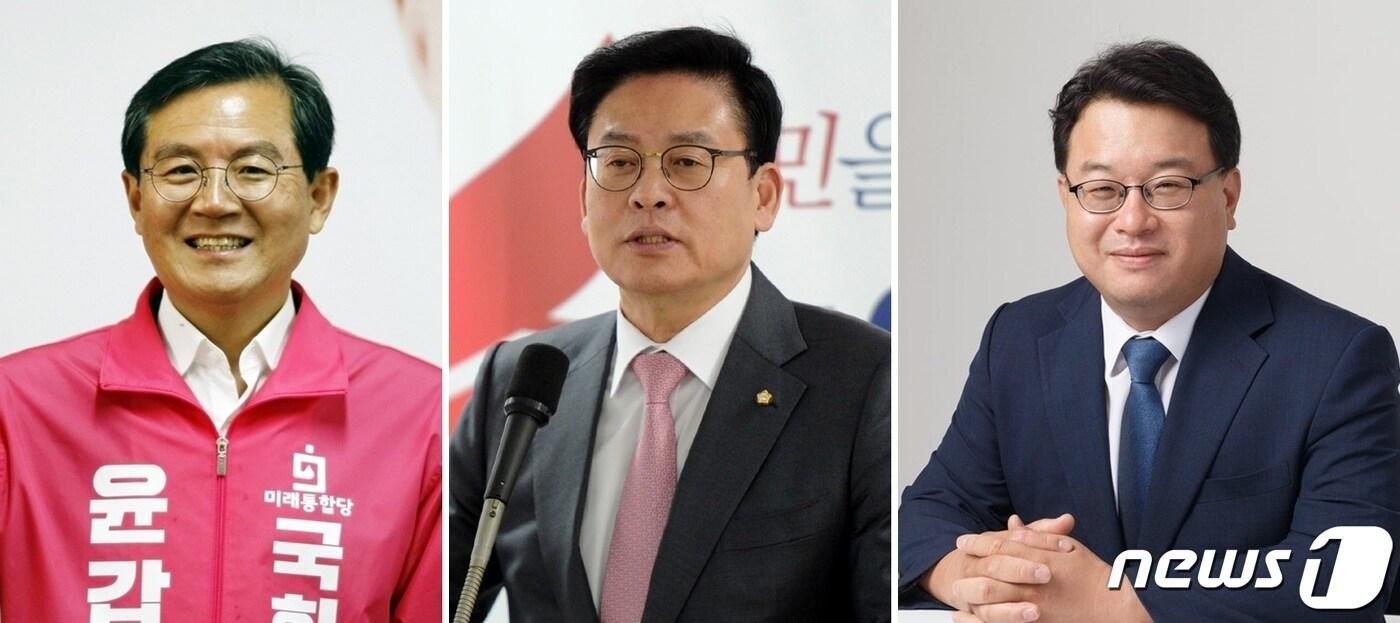 본문 이미지 - 3월9일 치러지는 충북 청주 상당구 국회의원 재선거 국민의힘 후보 경선에 참여하는 윤갑근 전 충북도당위원장(맨 왼쪽)과 정우택 충북도당위원장(가운데), 김기윤 변호사.(뉴스1 DB).2022.2.9/ⓒ 뉴스1