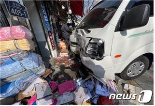 본문 이미지 - 9일 오전 종로5가 사거리 인근 인도 교통사고 현장 ⓒ 뉴스1(종로소방서 제공)