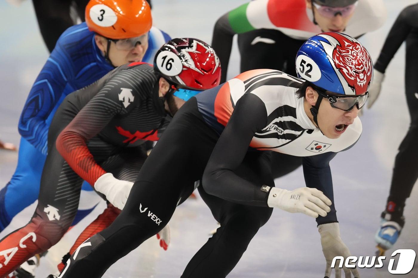 황대헌이 9일 오후 중국 베이징 수도실내체육관에서 열린 2022 베이징 동계올림픽 쇼트트랙 남자 1500m 결승에서 질주하고 있다. 황대헌은 1위로 통과해 금메달을 획득했다. 2022.2.9/뉴스1 ⓒ News1 안은나 기자