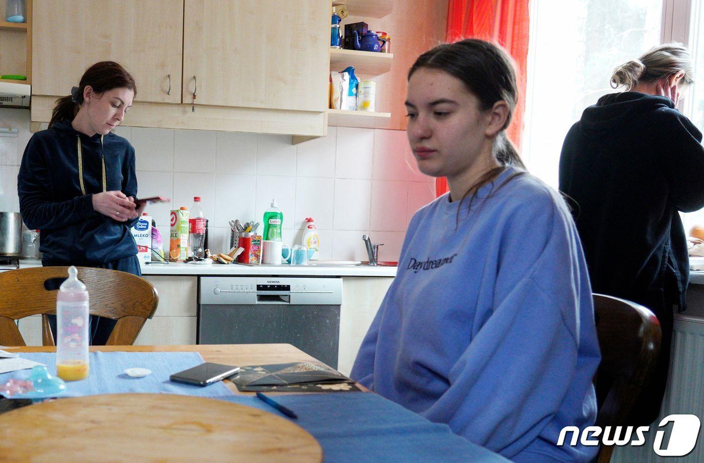 본문 이미지 - 27일(현지시간) 폴란드 바르샤바 인근 포드코바 레스나 소재 수용시설에 도착한 우크라이나 난민. 왼쪽부터 인나 우르바노비치, 이리나 클레반, 옐레나 클레반 ⓒ AFP=뉴스1 ⓒ News1 정윤미 기자