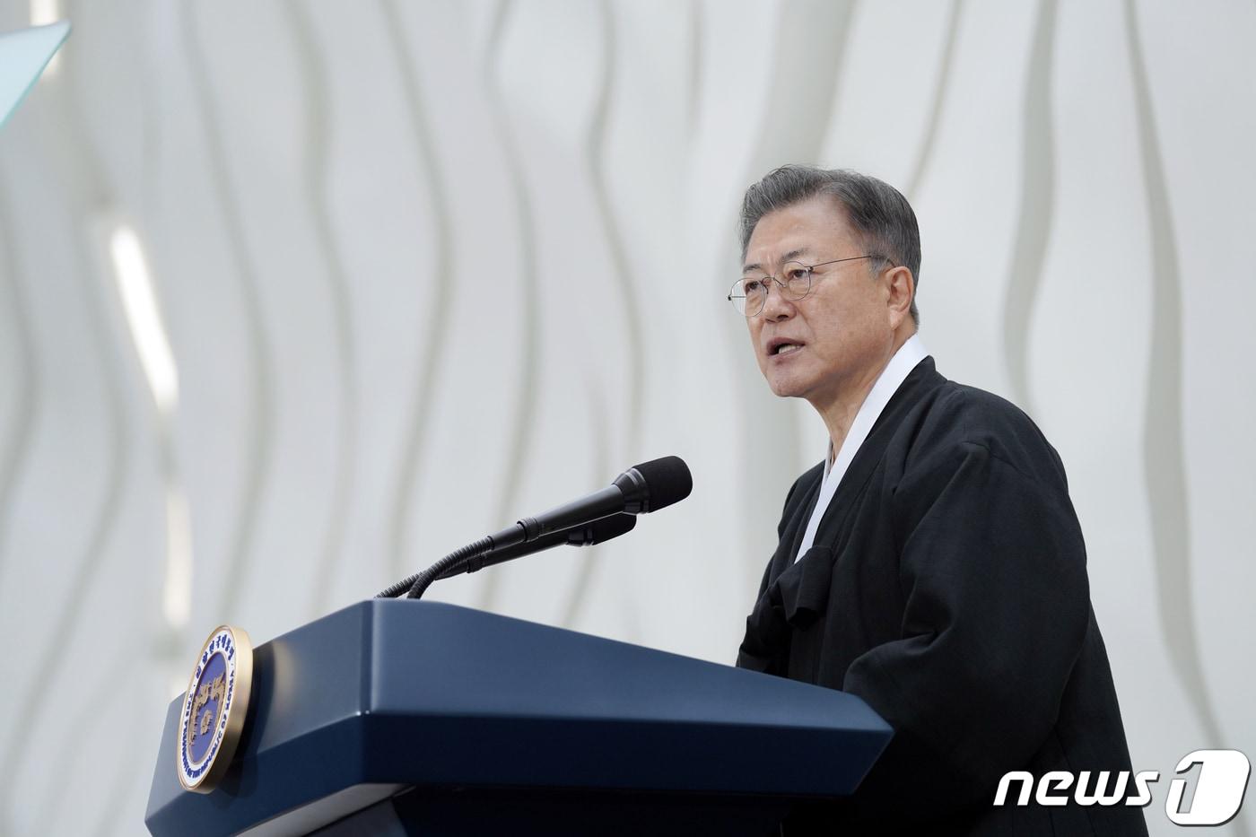본문 이미지 - 문재인 대통령이 지난 1일 오전 서울 서대문구 국립대한민국임시정부기념관에서 열린 제103주년 3·1절 기념식에서 기념사를 하고 있다. 2022.3.1/뉴스1 ⓒ News1 이광호 기자