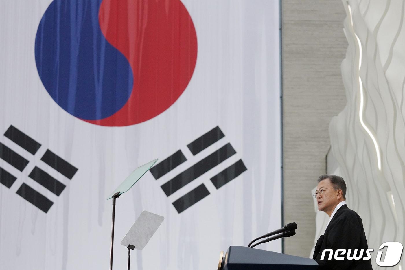 본문 이미지 - 문재인 대통령이 1일 오전 서울 서대문구 국립대한민국임시정부기념관에서 열린 제103주년 3·1절 기념식에 참석, 기념사를 하고 있다. 2022.3.1/뉴스1 ⓒ News1 이광호 기자