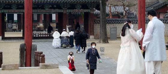 본문 이미지 - 전북 전주시 한옥마을을 찾은 관광객들이 경기전을 둘러보고 하고 있다. 2022.3.1 ⓒ 뉴스1 유경석 기자