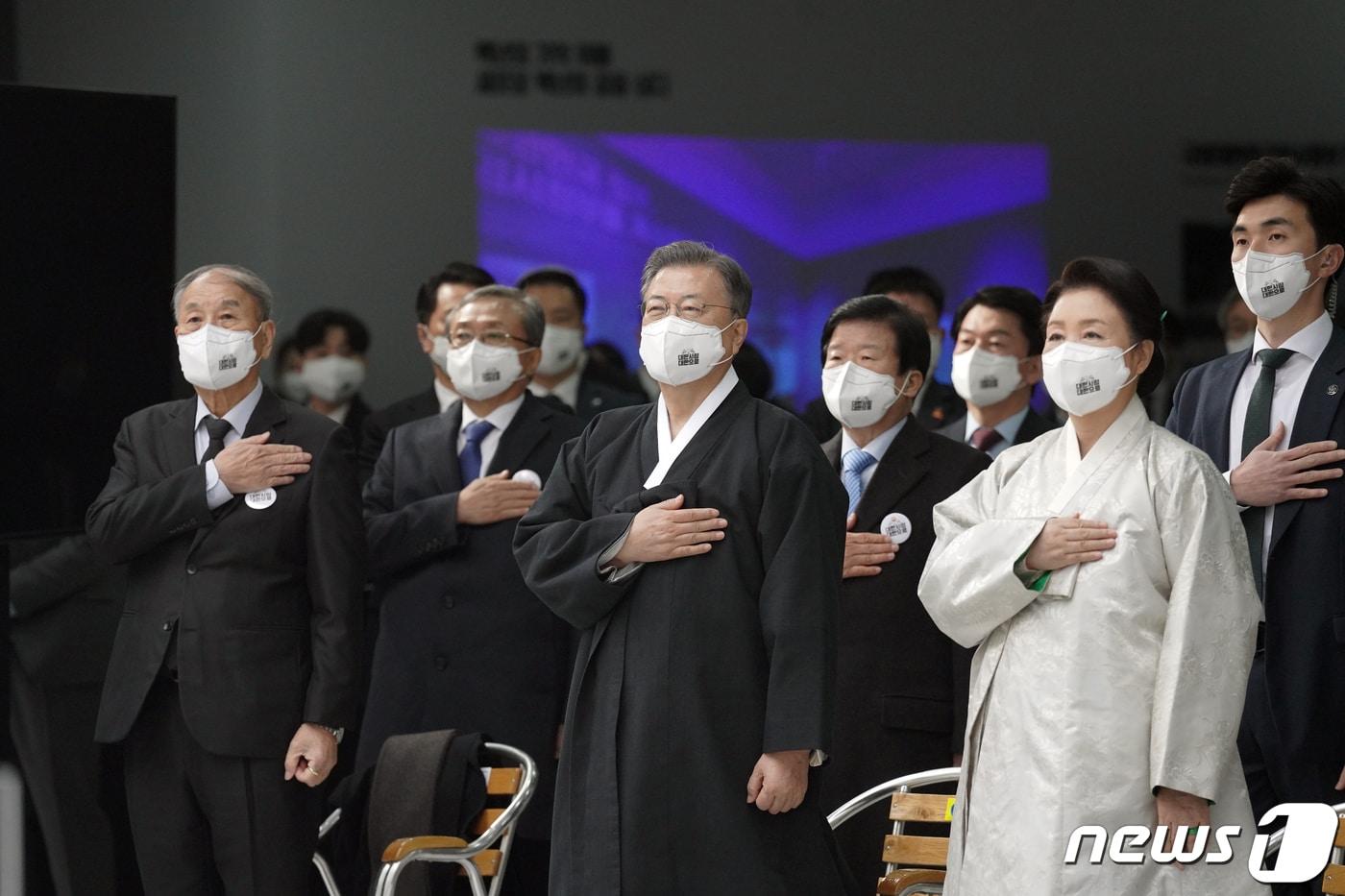 본문 이미지 - 문재인 대통령과 김정숙 여사가 1일 오전 서울 서대문구 국립대한민국임시정부기념관에서 열린 제103주년 3·1절 기념식에서 국기에 대한 경례를 하고 있다. 2022.3.1/뉴스1 ⓒ News1 이광호 기자
