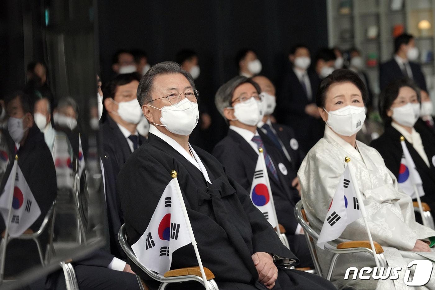본문 이미지 - 문재인 대통령과 김정숙 여사가 1일 오전 서울 서대문구 국립대한민국임시정부기념관에서 열린 제103주년 3·1절 기념식에 참석해 있다. 2022.3.1/뉴스1 ⓒ News1 이광호 기자