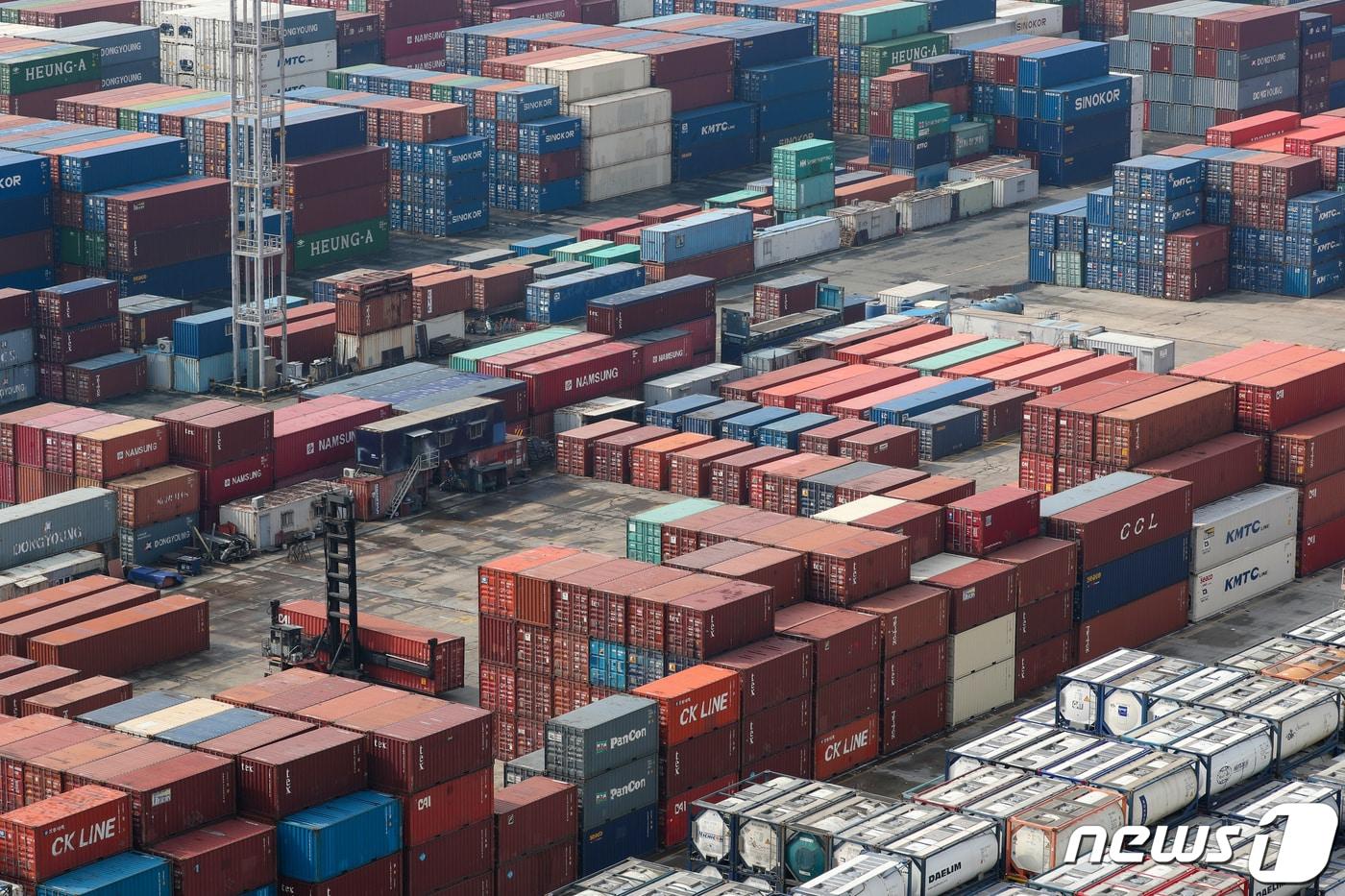 부산 남구 부산항 신선대 컨테이너 터미널에 컨테이너가 쌓여 있다.  2022.3.1/뉴스1 ⓒ News1 김영훈 기자
