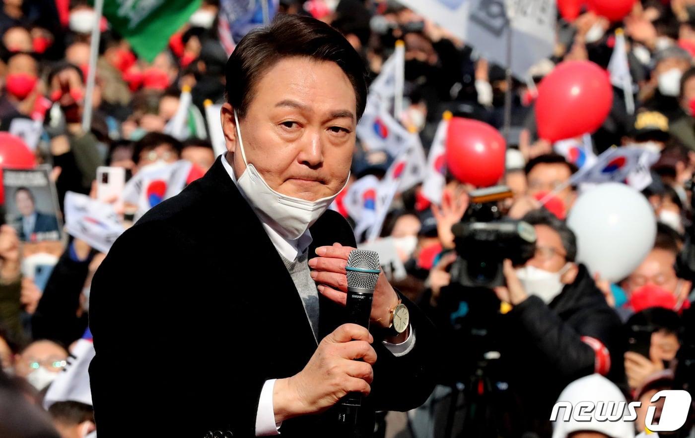 본문 이미지 - 윤석열 국민의힘 대선 후보가 1일 오후 서울 서대문구 연세로 현대백화점 신촌점 유플렉스 앞에서 열린 "대한민국 만세＂ 서울 집중유세에서 지지를 호소하고 있다. 2022.3.1/뉴스1 ⓒ News1 국회사진취재단