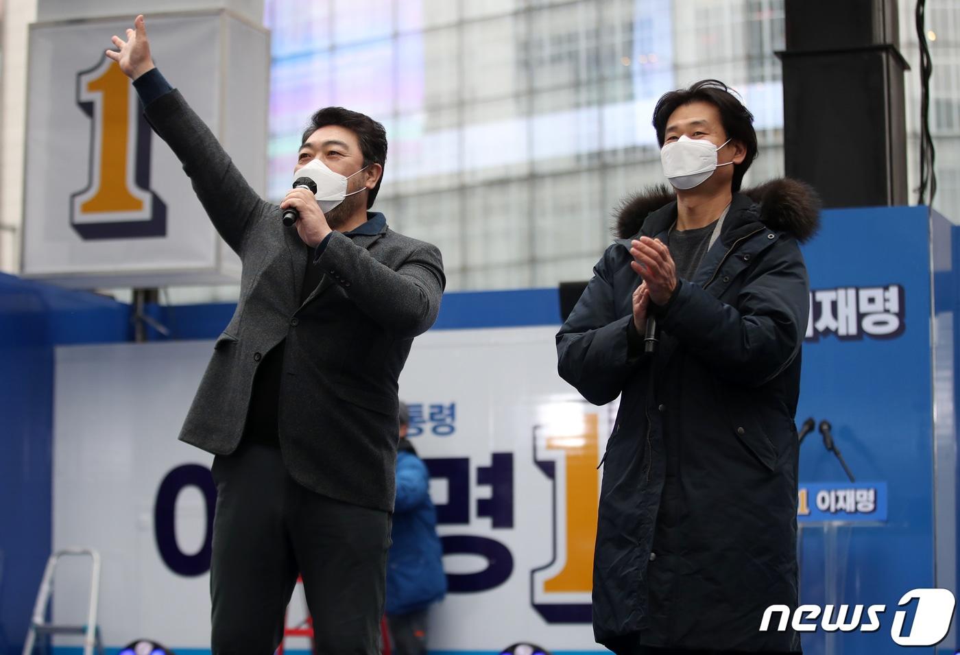 1일 오후 서울 중구 명동거리에서 열린 이재명 더불어민주당 대선 후보의 '3.1 정신으로 여는 대한민국 대전환!' 서울 집중 유세에서 배우 이원종(왼쪽), 박혁권이 지지 발언을 하고 있다. 2022.3.1/뉴스1 ⓒ News1 오대일 기자