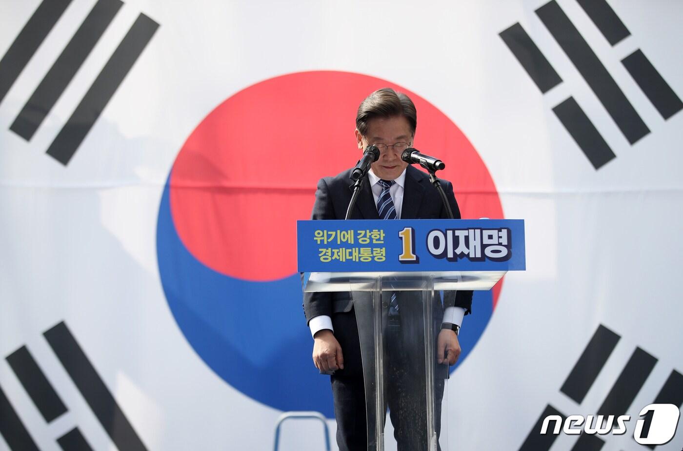 본문 이미지 - 이재명 더불어민주당 대선 후보가 지난 1일 오후 서울 중구 명동거리에서 열린 '3.1 정신으로 여는 대한민국 대전환!' 서울 집중 유세에서 우크라이나의 평화를 기원하는 묵념을 하고 있다. 2022.3.1/뉴스1 ⓒ News1 오대일 기자