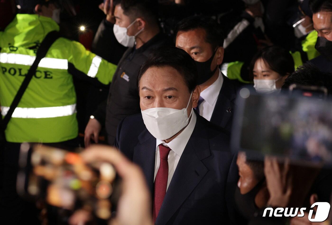 윤석열 국민의힘 대선 후보가 당선이 확실시 되자 10일 새벽 서울 서초구 자택을 나서고 있다. 2022.3.10/뉴스1 ⓒ News1 이승배 기자