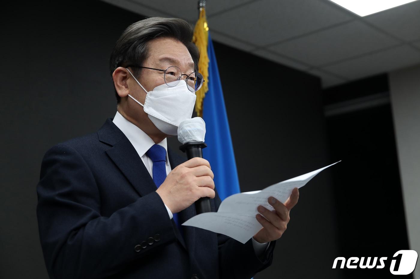 이재명 더불어민주당 대선 후보가 10일 새벽 서울 여의도 중앙당사에서 20대 대통령 선거 패배 선언을 하고 있다. 이 후보는 이 자리에서 “최선을 다했지만 기대에 부응하지 못했다”며 “모든 것은 다 저의 부족함 때문이다. 여러분의 패배도, 민주당의 패배도 아니다. 모든 책임은 오로지 저에게 있다”고 밝혔다. ⓒ News1 오대일 기자