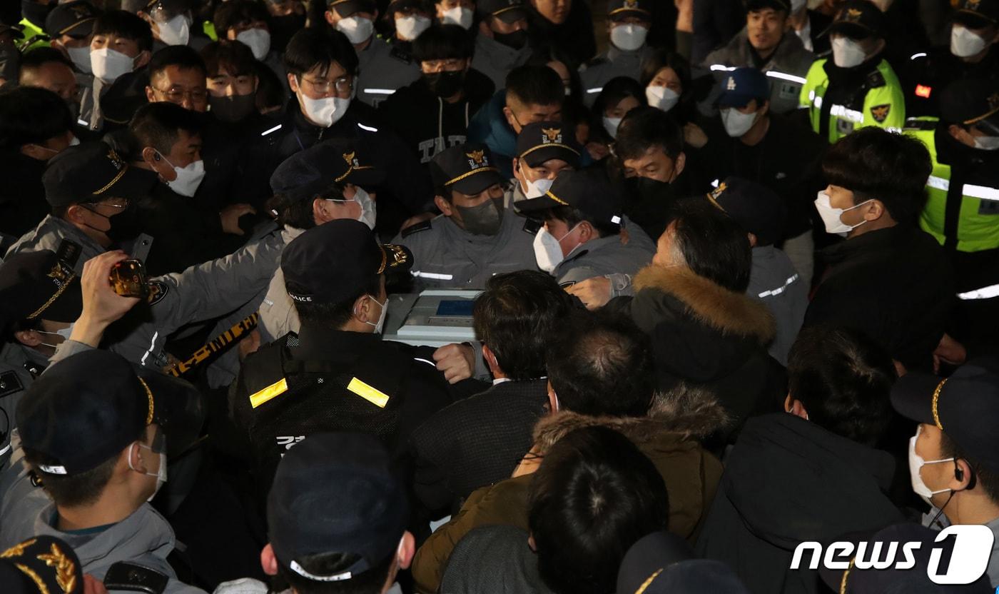 경찰이 10일 인천 부평구 삼산체육관에서유튜브 채널 '가로세로 연구소(가세연)' 와 일부 인천 시민들이 이동을 못하도록 막은 투표함을 이동시키고 있다. 2022.3.10/뉴스1 ⓒ News1 정진욱 기자