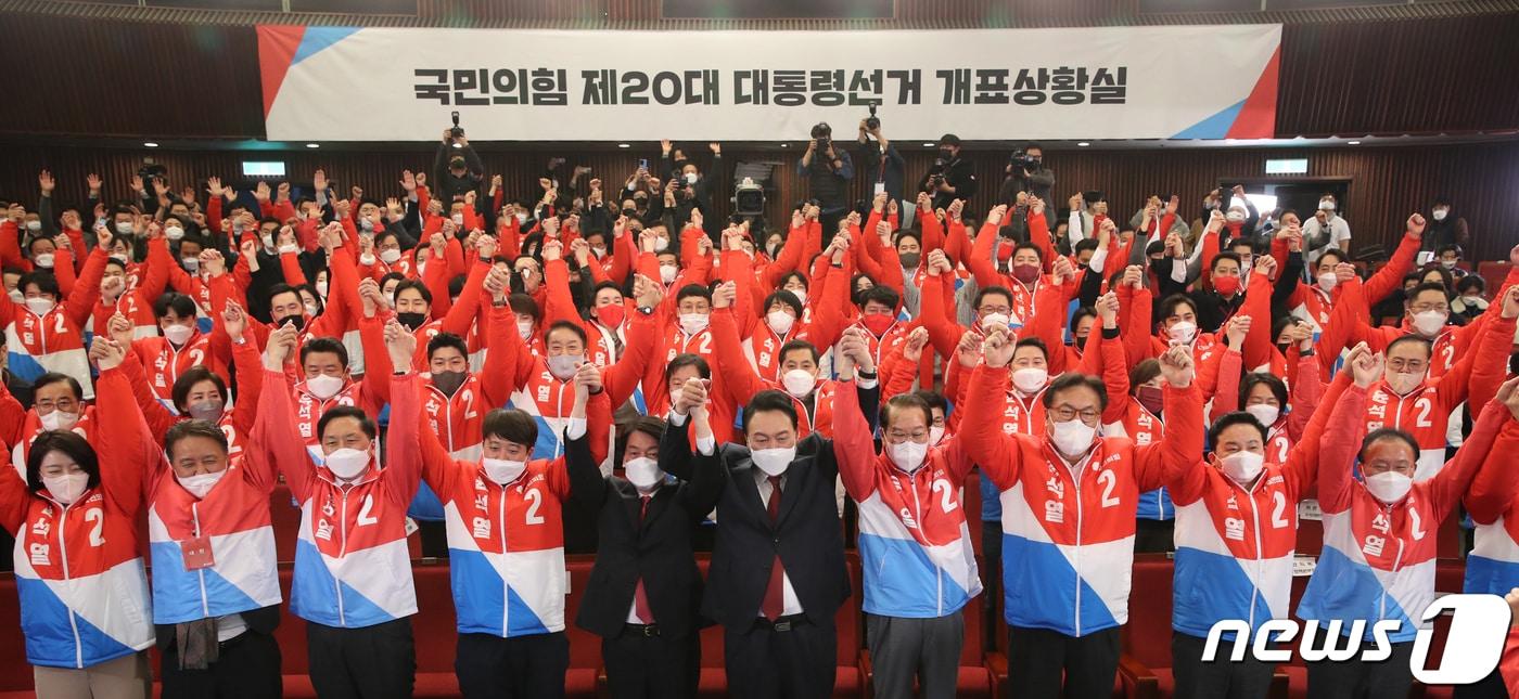 본문 이미지 - 윤석열 제20대 대통령 당선인이 10일 새벽 서울 여의도 국회 도서관에 마련된 국민의힘 개표 상황실을 찾아 당선 세리머니를 하고 있다. 2022.3.10/뉴스1 ⓒ News1 구윤성 기자