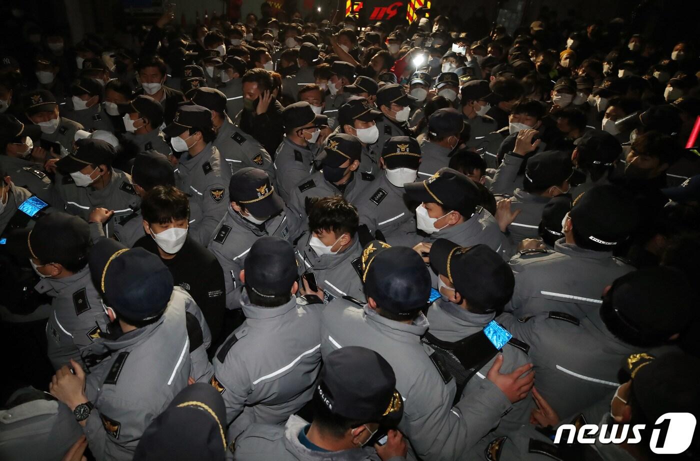 본문 이미지 - 경찰이 지난 3월10일 인천시 부평구 삼산체육관에서유튜브 채널 '가로세로 연구소(가세연)' 와 일부 인천 시민들이 이동을 못하도록 막은 투표함을 이동시키기 위해 시민들과 몸싸움을 벌이고 있다.2022.3.10/뉴스1 ⓒ News1 정진욱 기자