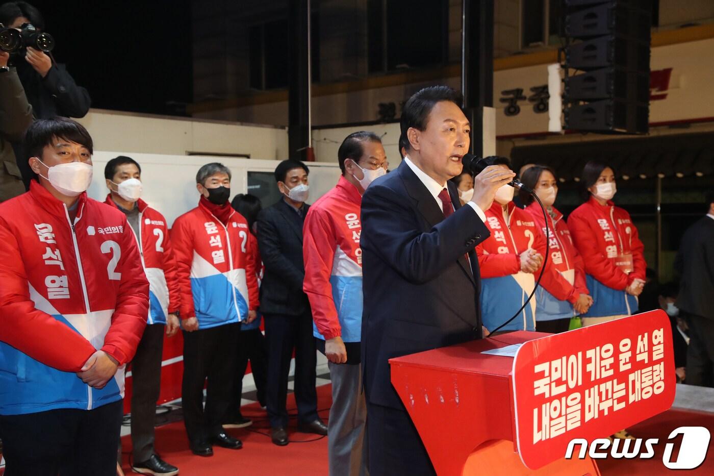 제20대 대통령 선거 윤석열 당선인이 10일 새벽 서울 여의도 국민의힘 당사앞에서 지지자들에게 감사인사를 하고 있다. 2022.3.10/뉴스1 ⓒ News1 구윤성 기자