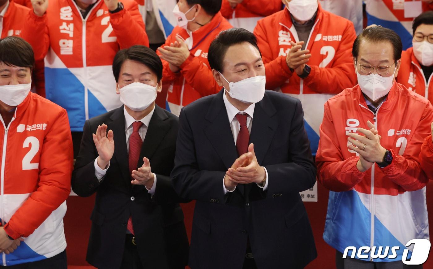 윤석열 제20대 대한민국 대통령 당선인이 10일 새벽 서울 여의도 국회 도서관에 마련된 개표상황실을 찾아 안철수 국민의당 대표와 이준석 국민의힘 대표, 권영세 선대본부장과 함꼐 박수치고 있다. 2022.3.10/뉴스1 ⓒ News1 구윤성 기자
