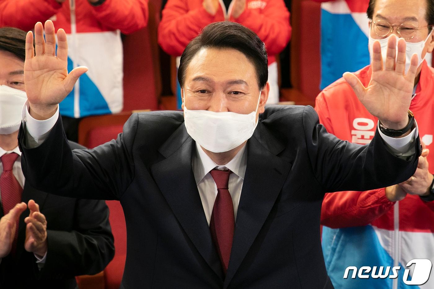 본문 이미지 - 윤석열 제20대 대한민국 대통령 당선인이 10일 새벽 서울 여의도 국회 도서관에 마련된 개표상황실을 찾아 취재진을 향해 손을 들어보이고 있다. 2022.3.10/뉴스1 ⓒ News1 구윤성 기자