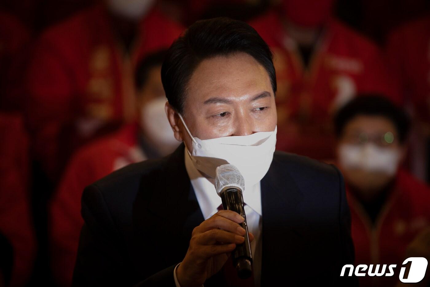 본문 이미지 - 윤석열 대통령 당선인이 10일 새벽 제20대 대통령 선거에서 당선을 확정 지은 후 국회 도서관에 마련된 개표 상황실을 찾아 감사인사를 하고 있다. 2022.3.10/뉴스1 ⓒ News1 구윤성 기자