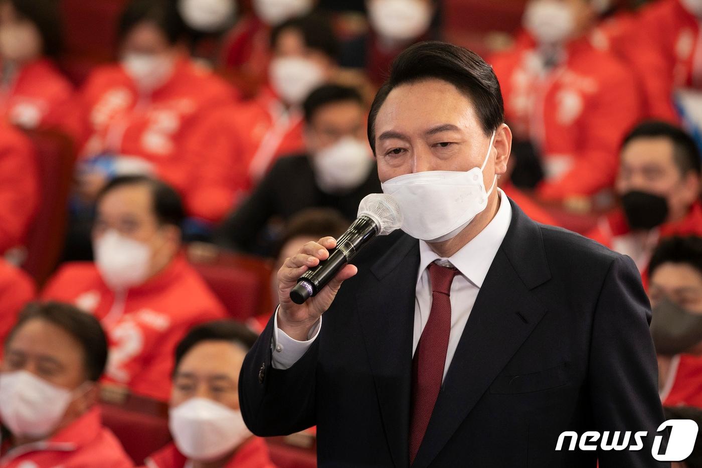 윤석열 대통령 당선인이 10일 새벽 제20대 대통령 선거에서 당선을 확정 지은 후 국회 도서관에 마련된 개표 상황실을 찾아 감사인사를 하고 있다. 2022.3.10/뉴스1 ⓒ News1 구윤성 기자