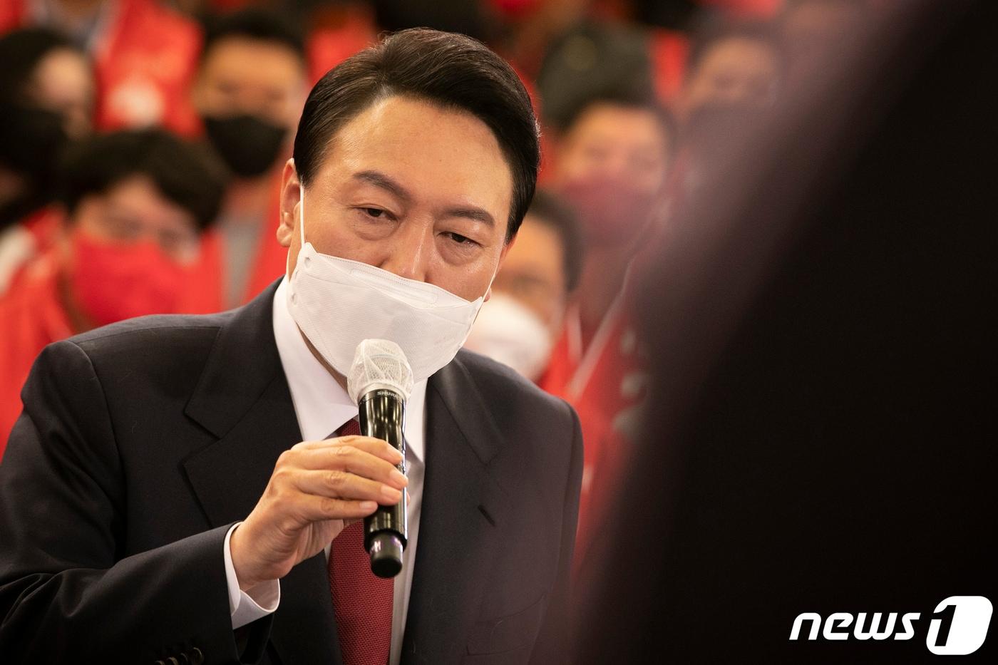 본문 이미지 - 윤석열 대통령 당선인이 10일 새벽 제20대 대통령 선거에서 당선을 확정 지은 후 국회 도서관에 마련된 개표 상황실을 찾아 감사인사를 하고 있다. 2022.3.10/뉴스1 ⓒ News1 구윤성 기자