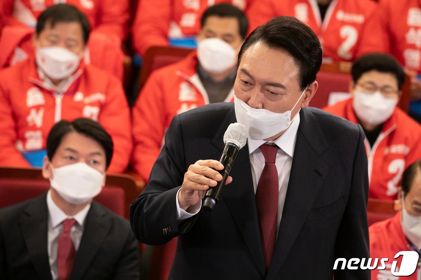 윤석열 대통령 당선인이 안철수 국민의당 대표가 자리에 앉아 있는 가운데 10일 새벽 국회 도서관에 마련된 개표 상황실을 찾아 감사 인사를 하고 있다. 2022.3.10/뉴스1 ⓒ News1 구윤성 기자