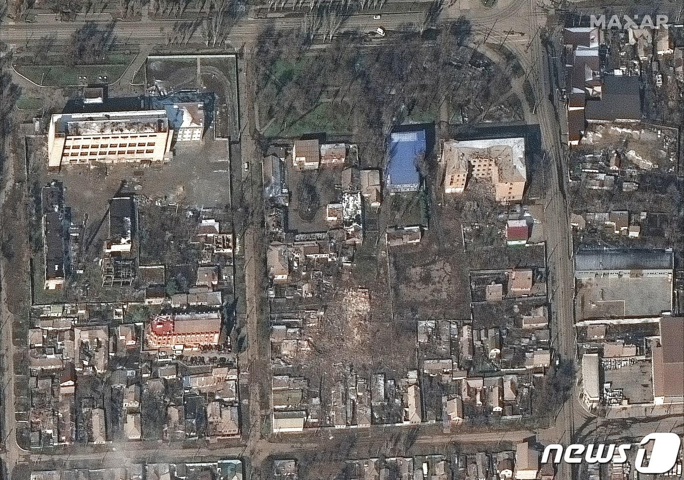 본문 이미지 - 지난 9일(현지시간) 우크라이나 남부 마리우폴에서 러시아의 공격으로 파괴된 주택과 건물이 보이고 있다. 2022.03.09/news1 ⓒ 로이터=뉴스1 ⓒ News1 김민수 기자