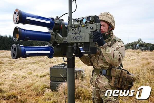 본문 이미지 - 영국군이 스타스트릭(Starstreak) 휴대용 고속 대공미사일을 시험 발사하고 있다. ⓒ 뉴스1(영국 국방부 홈페이지 갈무리)