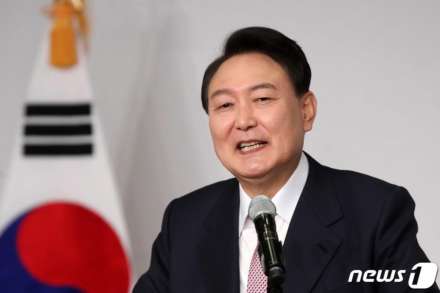 본문 이미지 - 윤석열 제20대 대통령 당선인이 10일 오전 서울 여의도 국회에서 당선 인사 기자회견을 하고 있다. 2022.3.10/뉴스1 ⓒ News1 이동해 기자