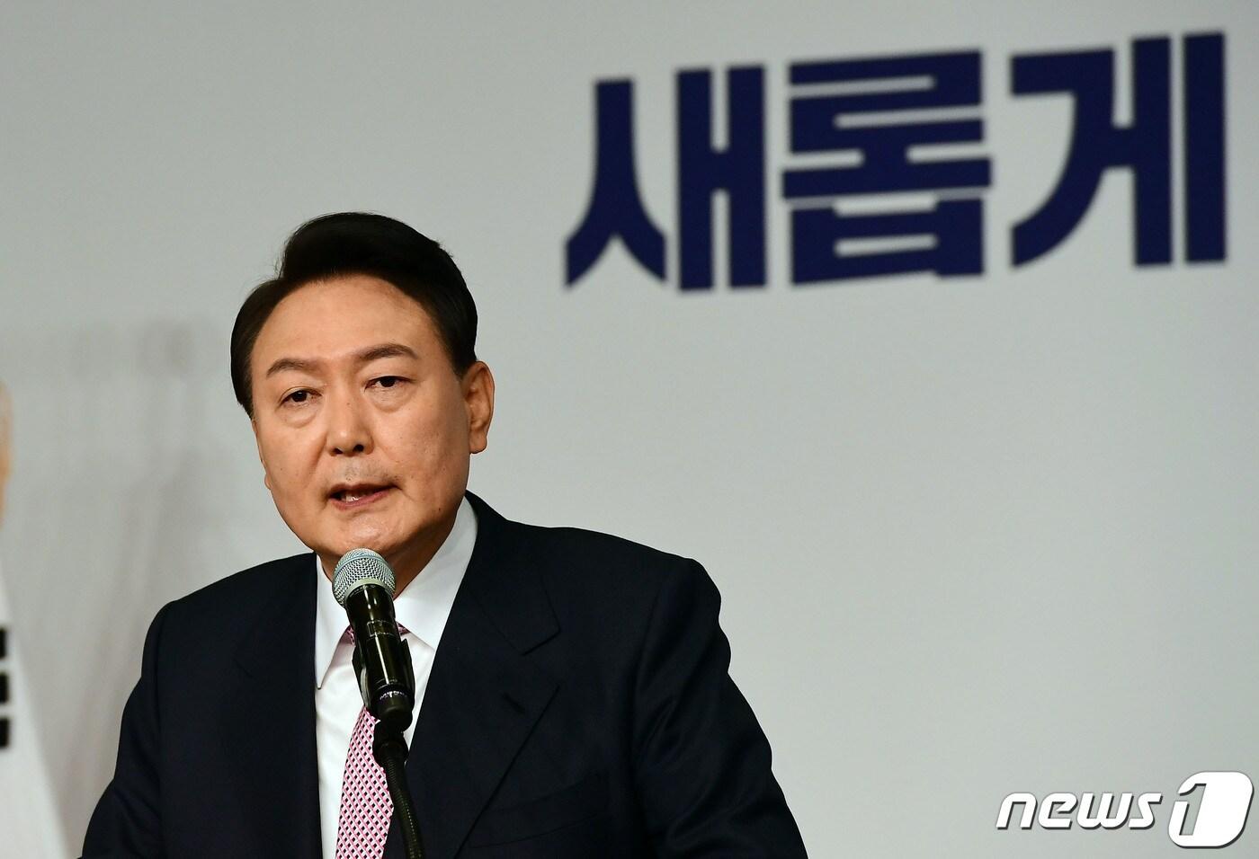 본문 이미지 - 윤석열 제20대 대통령 당선인이 10일 오전 서울 여의도 국회도서관 대강당에서 당선인사 기자회견을 하고 있다. 2022.3.10/뉴스1 ⓒ News1 이동해 기자