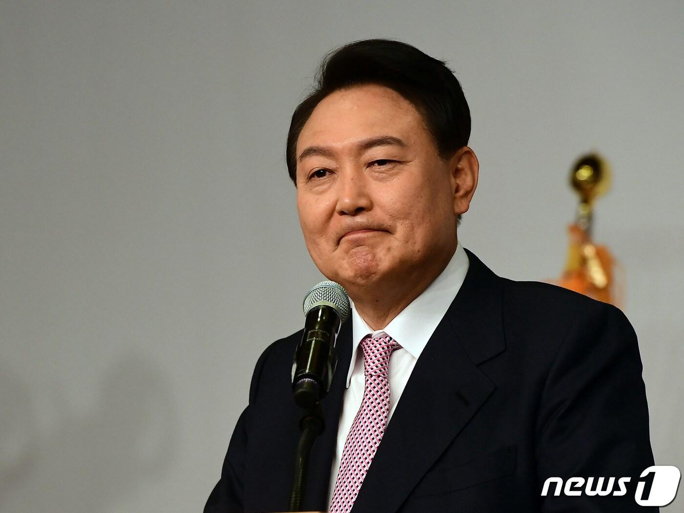 본문 이미지 - 윤석열 제20대 대통령 선거 당선인이 10일 오전 국회도서관 대강당에서 당선인사 중 미소를 짓고 있다. 2022.3.10/뉴스1 ⓒ News1 이동해 기자