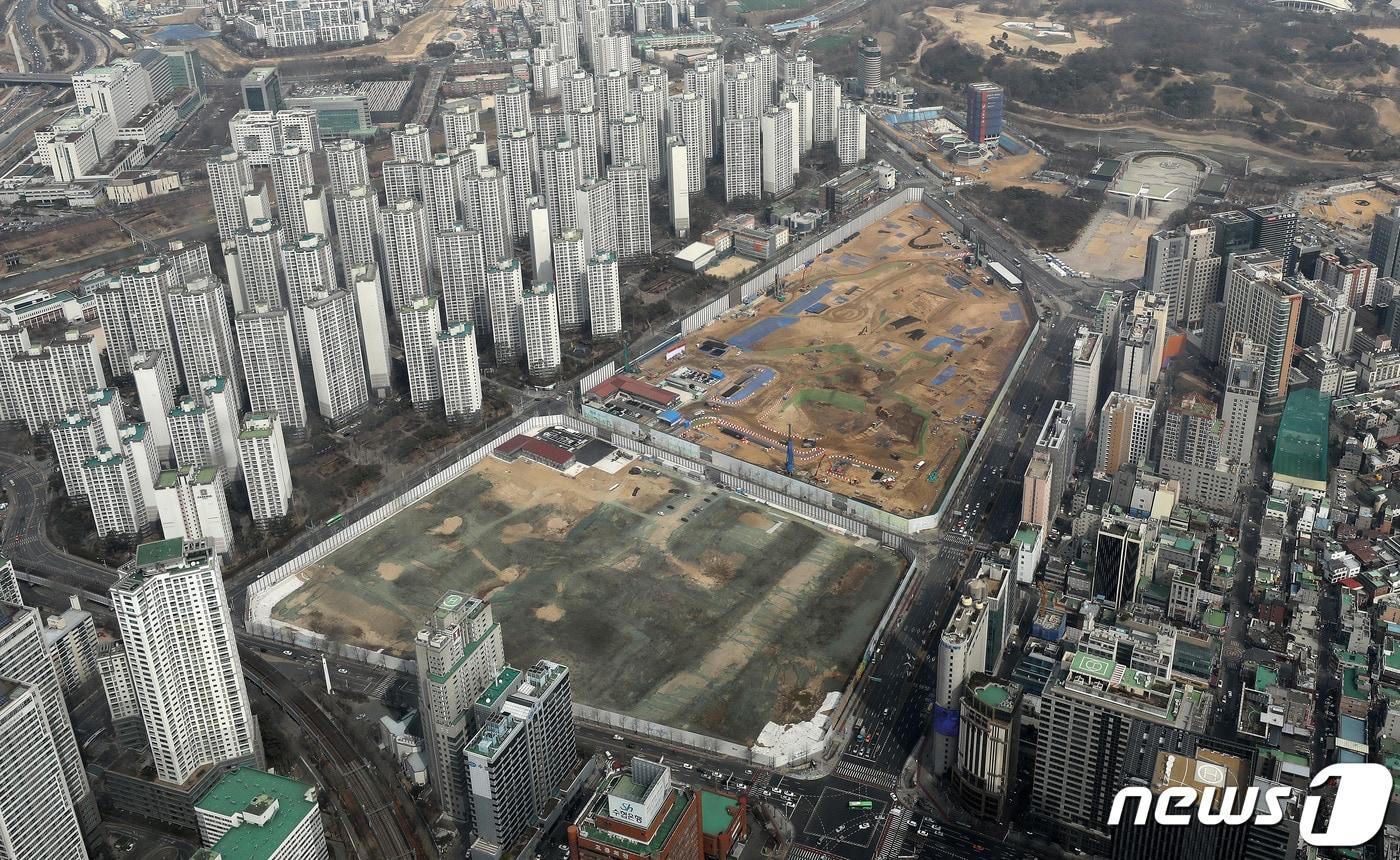 본문 이미지 -  사진은 10일 서울 송파구 롯데월드타워 서울스카이에서 바라본 송파구 아파트 단지와 진주, 미성크로바 아파트 재건축 현장. (사진은 기사와 관계없음) 2022.3.10/뉴스1 ⓒ News1 박세연 기자