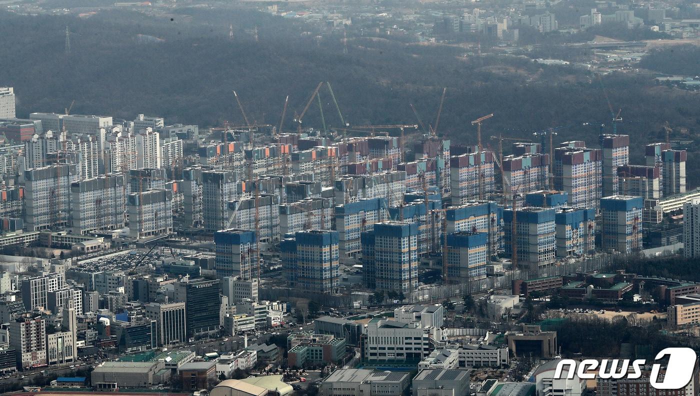 사진은 10일 서울 송파구 롯데월드타워 서울스카이에서 바라본 강동구 둔촌주공아파트 재건축 현장. 2022.3.10/뉴스1 ⓒ News1 박세연 기자