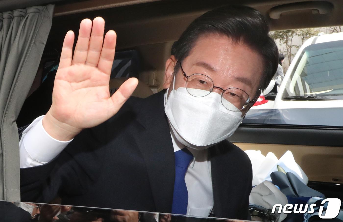 본문 이미지 - 대선에서 패배한 이재명 더불어민주당 후보가 10일 오후 서울 여의도 중앙당사에서 열린 선대위 해단식을 마친 뒤 당사를 떠나고 있다. 2022.3.10/뉴스1 ⓒ News1 이동해 기자